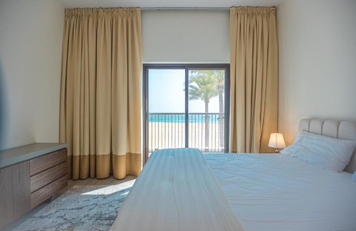 Al-Fujairah Villa | Beachfront 4 Bedroom Villa with Pool & Ocean Views