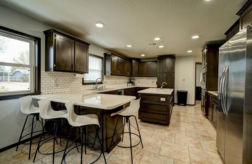 Woodward House | Premier 4-Bedroom Retreat with Pool Table & Outdoor Bar