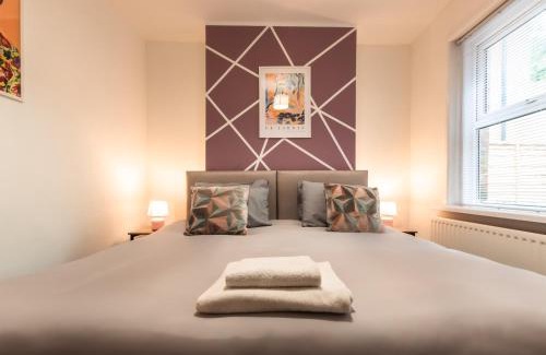 Southampton House | Family-Friendly Retreat: Sleeps 8 with Ample Parking