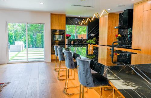 Sawtelle House | Stylish 4 BR Retreat near UCLA-Beverly Hills - BEL1-LOR