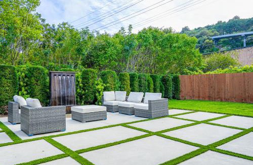 Sawtelle House | Stylish 4 BR Retreat near UCLA-Beverly Hills - BEL1-LOR