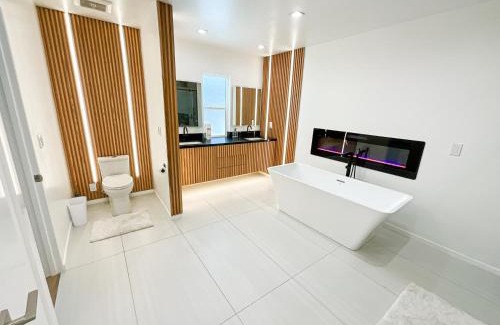Sawtelle House | Stylish 4 BR Retreat near UCLA-Beverly Hills - BEL1-LOR