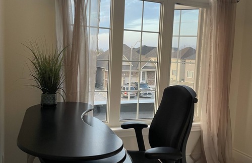 Lindsay House | Family-Friendly 4-Bedroom Retreat in Kawartha Region