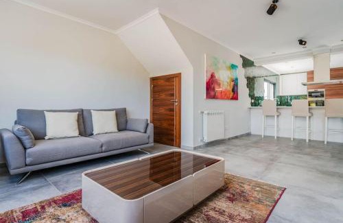 Calicas Villa | Elegant 4-Bedroom Villa Retreat with Oceanfront Pool