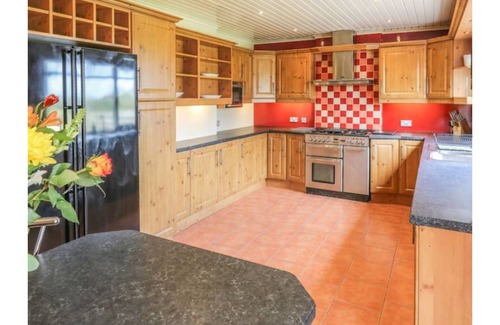Dumfries House | Inviting 5-Bedroom House with Games Room & Ocean Views