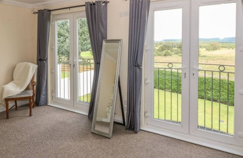 Dumfries House | Inviting 5-Bedroom House with Games Room & Ocean Views