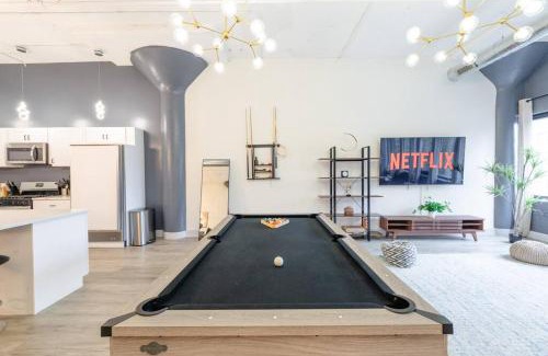 Near South Side Apartment | Spacious McCormick Suite with Pool Table & Gym Access