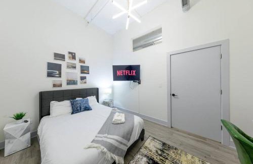 Near South Side Apartment | Spacious McCormick Suite with Pool Table & Gym Access
