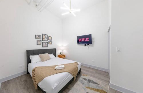 Near South Side Apartment | Spacious McCormick Suite with Pool Table & Gym Access