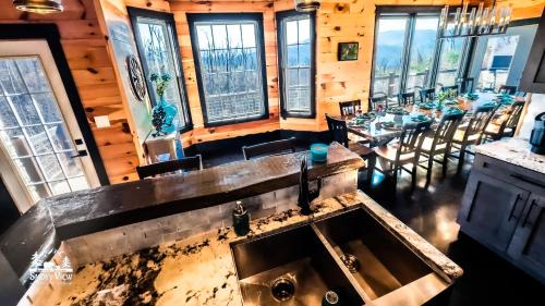 Gatlinburg - Pigeon Forge House | Elegant Smoky View Mountain Cabin Near Gatlinburg
