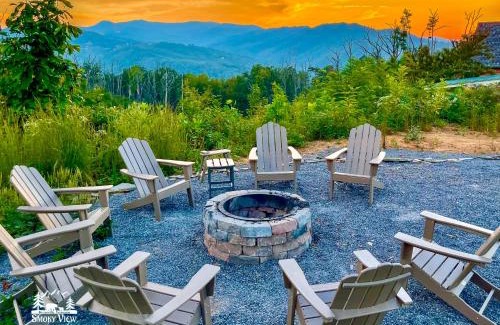 Gatlinburg - Pigeon Forge House | Elegant Smoky View Mountain Cabin Near Gatlinburg