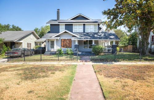 Highland Park Villa | Elegant 6-Bedroom Villa Steps from Downtown Attractions