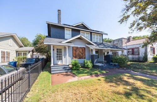 Highland Park Villa | Elegant 6-Bedroom Villa Steps from Downtown Attractions