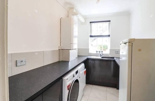 Canvey Island Villa | Elegant 6 Bedroom Villa with Pool - Ideal for Groups