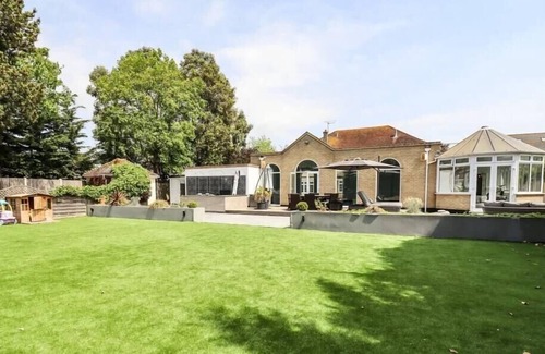 Canvey Island Villa | Elegant 6 Bedroom Villa with Pool - Ideal for Groups