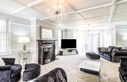 Canvey Island Villa | Elegant 6 Bedroom Villa with Pool - Ideal for Groups