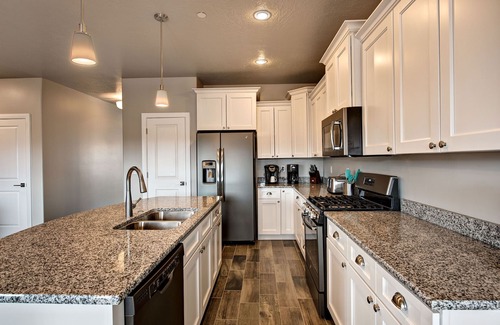 Hurricane House | Elegant 7BR Zion Village Townhome with Spectacular Views