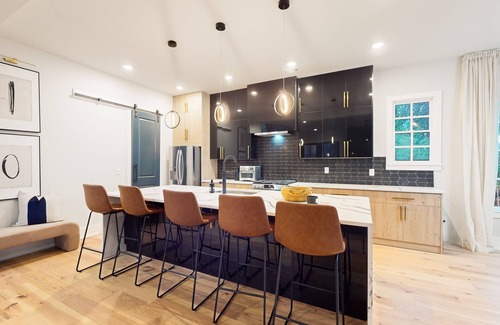 Atlanta House | Modern Townhome with Fireplace, Office & Spa Amenities