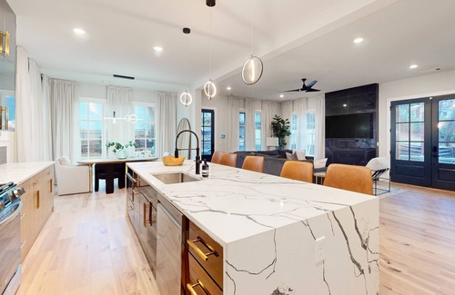 Atlanta House | Modern Townhome with Fireplace, Office & Spa Amenities