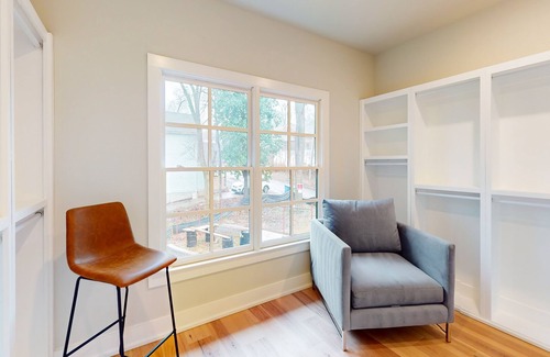 Atlanta House | Modern Townhome with Fireplace, Office & Spa Amenities