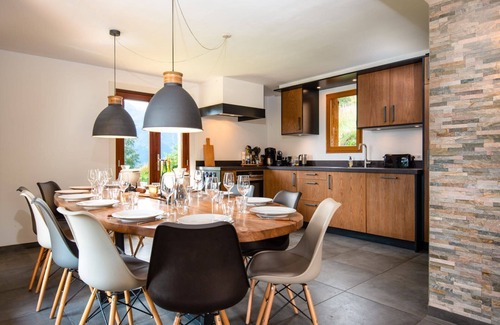 Villard-Reculas Ski Chalet | Charming Chalet at Alpe d'Huez: Pool, Free WiFi & Views!