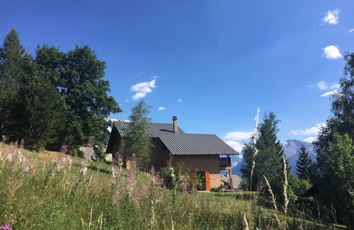 Villard-Reculas Ski Chalet | Charming Chalet at Alpe d'Huez: Pool, Free WiFi & Views!