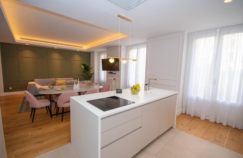 Cortes Apartment | Elegant Calle Alcalá Hotel in Central Madrid - Rated 10/10