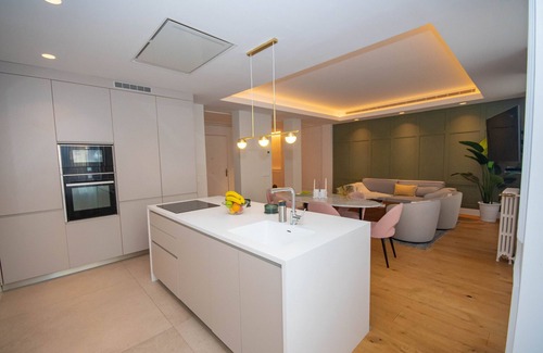 Cortes Apartment | Elegant Calle Alcalá Hotel in Central Madrid - Rated 10/10