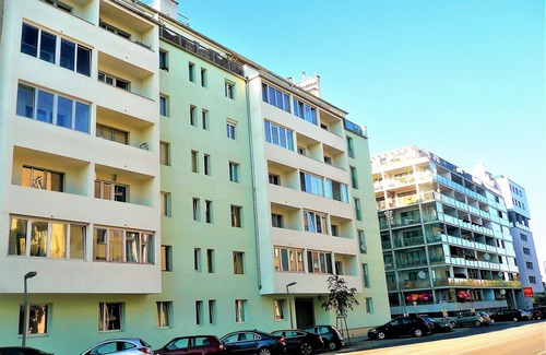 Leopoldstadt Apartment | Modern Apartment with Balcony and Pool in Vienna - Rated 9.2