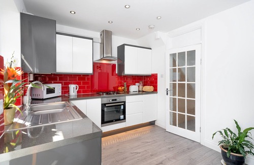 Whittington House | Modern Retreat: Guest Rated 10/10 with Spa and Breakfast