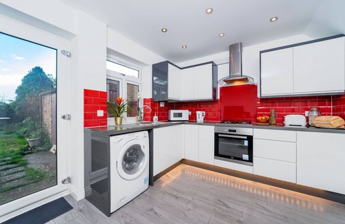 Whittington House | Modern Retreat: Guest Rated 10/10 with Spa and Breakfast