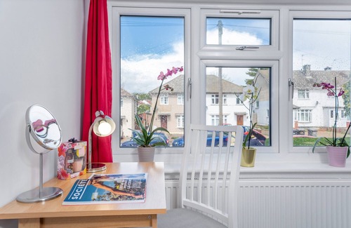 Whittington House | Modern Retreat: Guest Rated 10/10 with Spa and Breakfast