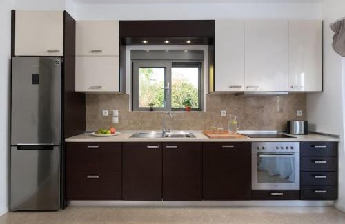 Petaloudes Apartment | Modern Seaside Retreat with Child-Friendly Amenities