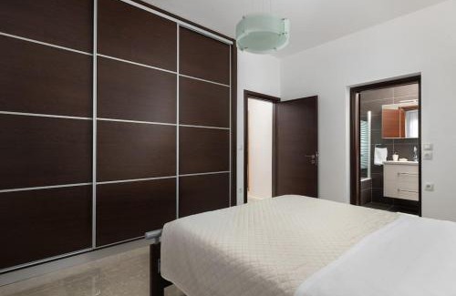 Petaloudes Apartment | Modern Seaside Retreat with Child-Friendly Amenities