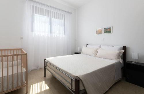Petaloudes Apartment | Modern Seaside Retreat with Child-Friendly Amenities