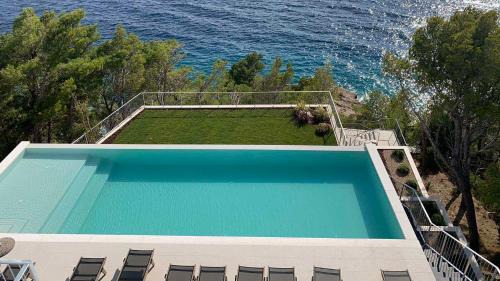 Brela Villa | Pet-Friendly Villa in Brela with Oceanfront Pool & Hot Tub
