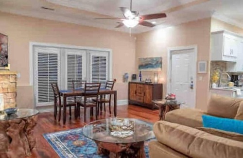 Graysville House | Stylish 2 Bedroom Apartment with Office & Family-Friendly Perks