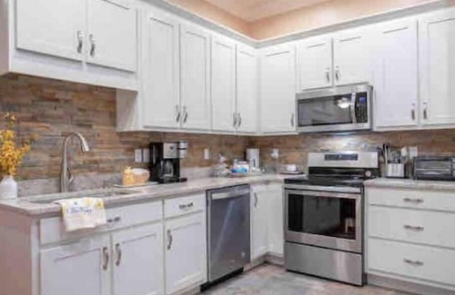 Graysville House | Stylish 2 Bedroom Apartment with Office & Family-Friendly Perks