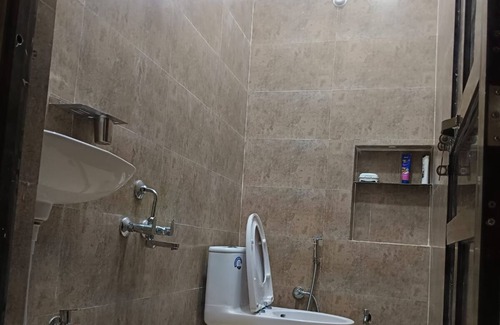 Varanasi Apartment | Luxurious apartment for comfortable accommodation of 4 to 6 people near temple.