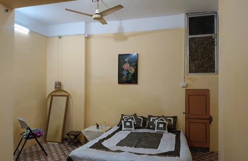 Varanasi Apartment | Luxurious apartment for comfortable accommodation of 4 to 6 people near temple.