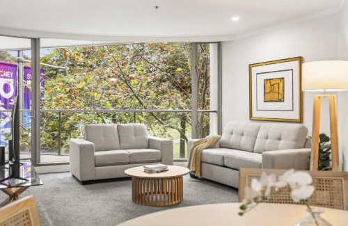 Sydney Central Business District Apartment | Elegant Apartment Steps from the Opera House with Pool