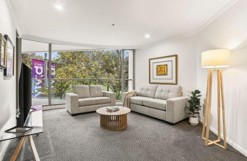 Sydney Central Business District Apartment | Elegant Apartment Steps from the Opera House with Pool