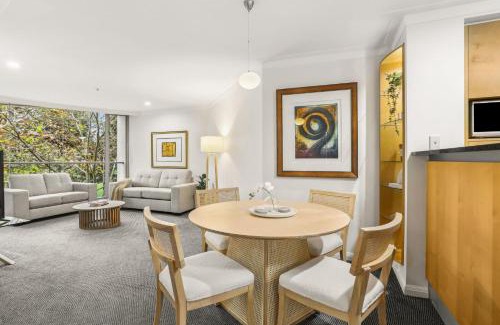 Sydney Central Business District Apartment | Elegant Apartment Steps from the Opera House with Pool