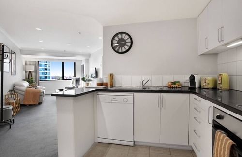 Takapuna Apartment | Luxurious Apt with Rooftop Heated Pool Gym Tennis