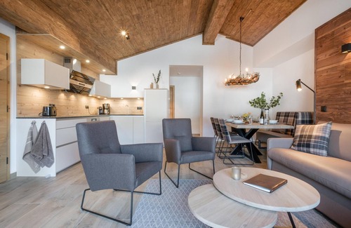 Muehlbach Am Hochkoenig Ski Chalet | Elegant Apartment with Private Sauna & Sunny Balcony