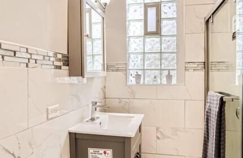 Avalon Park House | Elegant Avalon Manor with Kitchen Amenities for Your Stay