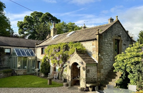 Bakewell Cottage | Enchanting Barn Conversion with Kitchen in Peak District