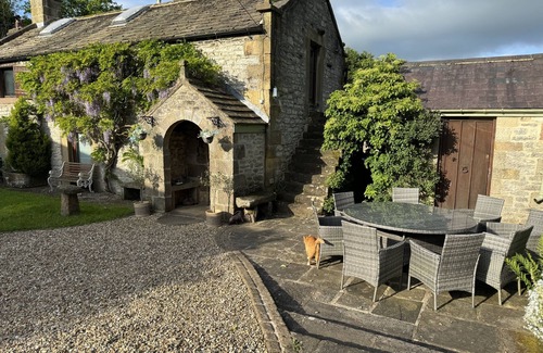 Bakewell Cottage | Enchanting Barn Conversion with Kitchen in Peak District