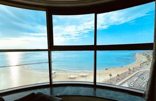 Haifa Apartment | Elegant Oceanfront Apartment with Restaurant & Breakfast