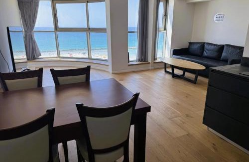 Haifa Apartment | Elegant Oceanfront Apartment with Restaurant & Breakfast